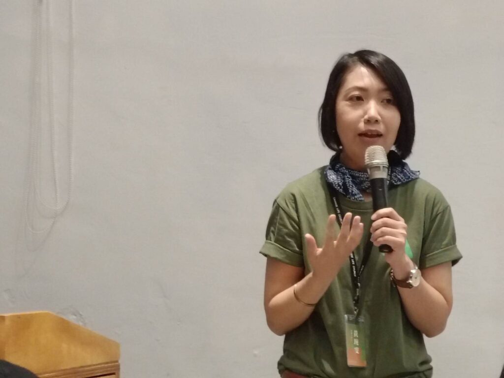 ▲計畫主持人的黃琬雯教授，在行前說明會上說明藝穗行動的內容、場域與時程。（記者 辛澎祥/攝）
