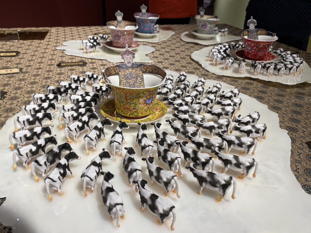 「茶與王」特展透過趣味的展示手法，呈現清宮飲用奶茶時乳品依身分配給的宮廷秘辛。（圖/茶博館提供）