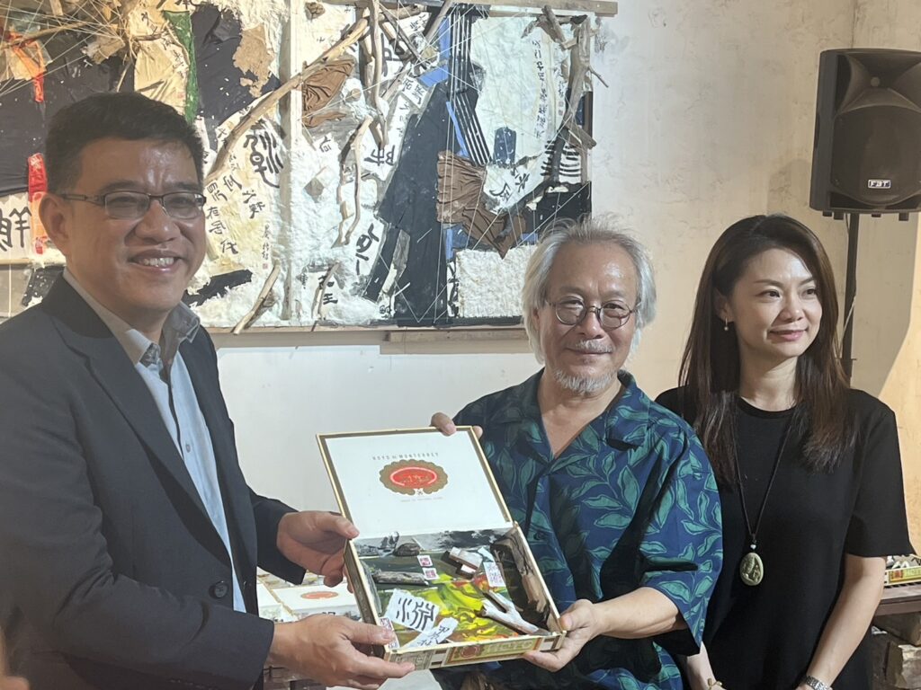 ▲曹楷智（中）個展開幕式上，與2024檳城國際藝術節藝術總監張曉晶（右）及檳城旅遊及創意經濟黃漢偉行政議員合影留念。（圖/李若梅 提供）