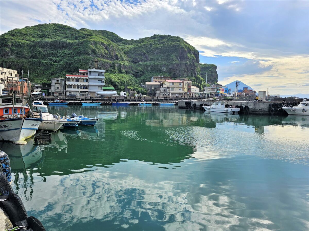 漫遊鼻頭漁港   走步道看山海美景   港邊餐廳大啖當季海鮮美食