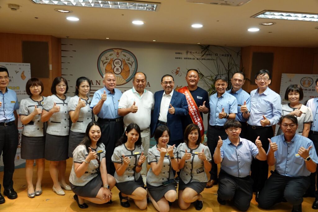 ▲新北市長侯友宜與出席活動的單位代表合影留念。（圖/新北市農業局 提供）