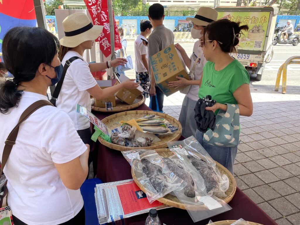 ▲活動現場漁民設攤，買氣旺盛。（圖/新北市漁業處 提供）