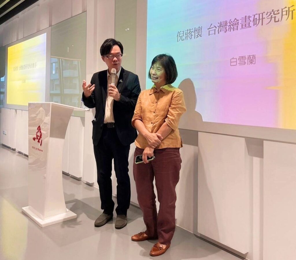 臺師大美術系教授兼師大美術館館長的白適銘(左)與獨立策展暨臺灣美術研究學者白雪蘭,在特展活動中為民眾解析前輩藝術家的創作風格與歷程。(圖/呂學偉 提供)