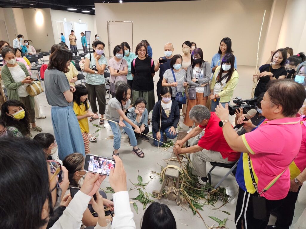 民眾親身體驗黃麻剝皮、取纖的過程,覺得很有意義。(圖/文化局提供)