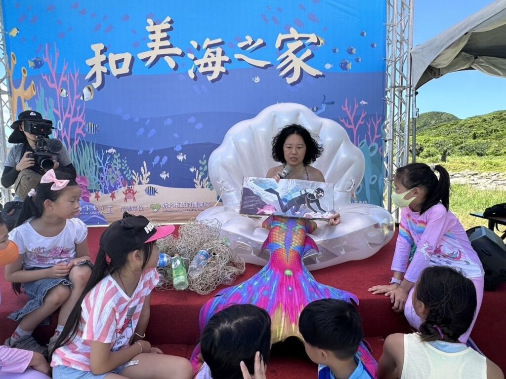 ▲和美海之家活動登場，人魚現身和美漁港，場面熱烈。（圖/新北市漁業處 提供）