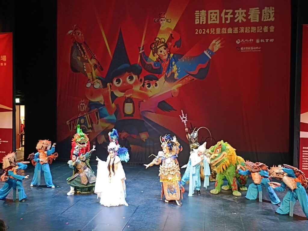 ▲劇團的現場展演受到現場大小朋友的歡迎。（記者 辛澎祥/攝）