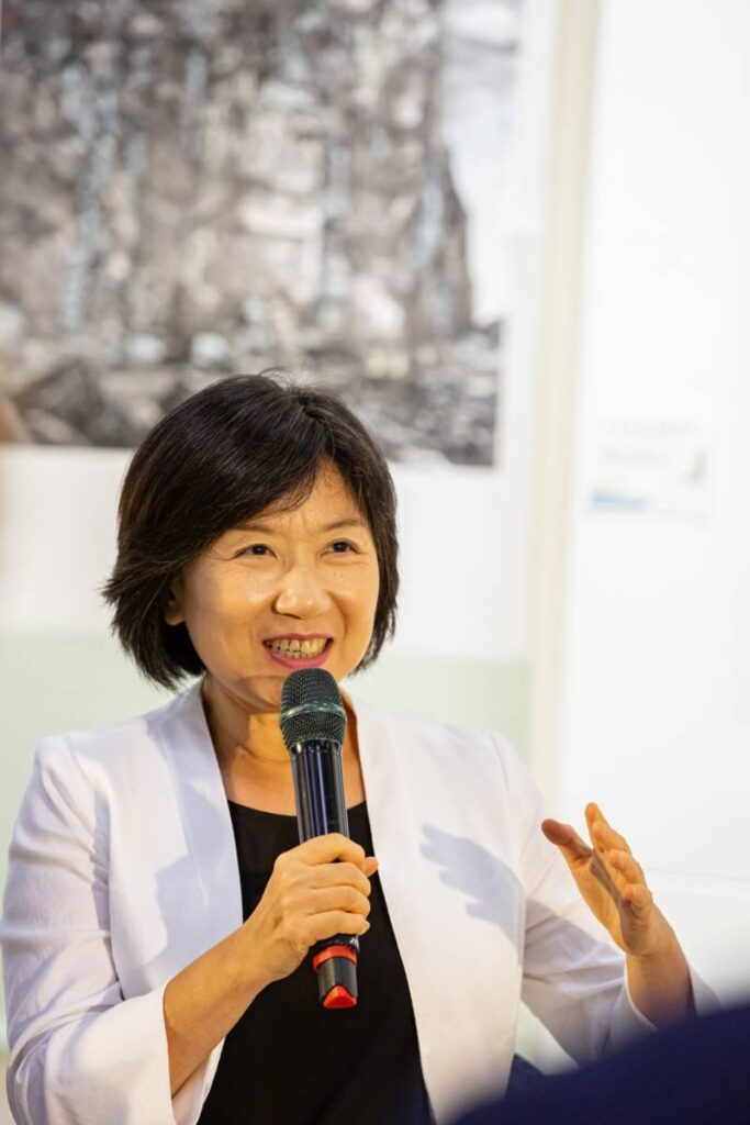 ▲藝術家聯合巡迴展策展人陳安婷，主持這場本島與離島藝術家座談會，掌握主講人發言節奏，過程順暢有序。（圖/大媒體新聞網 提供）
