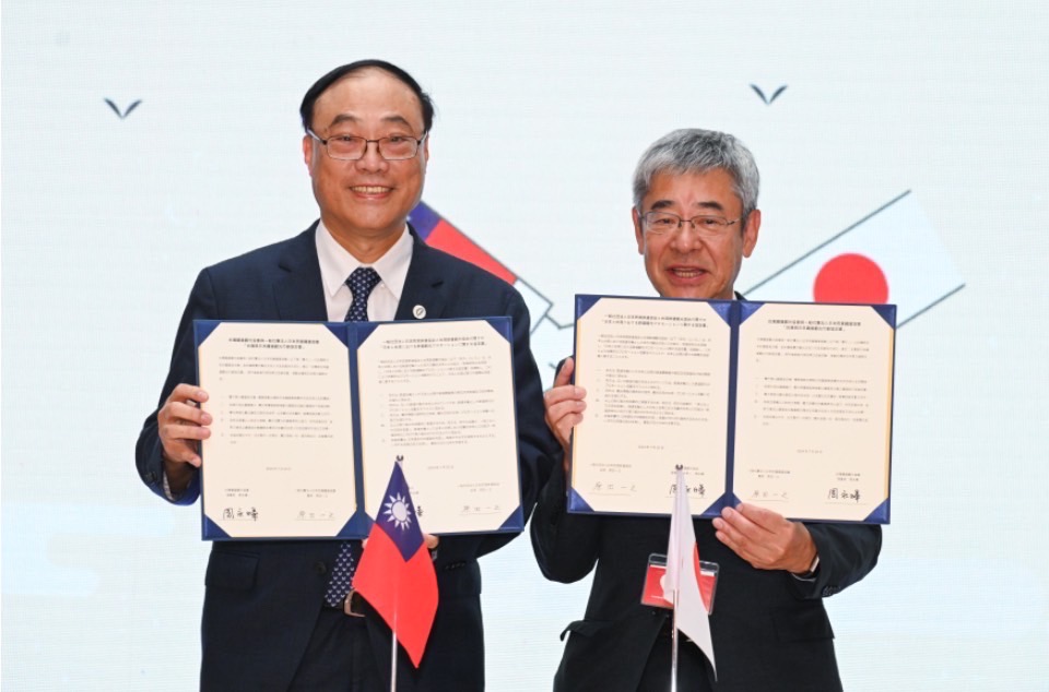 ▲周永暉署長（左）與長原田一會長簽署合作協定書後開心合影。（圖/觀光署 提供）