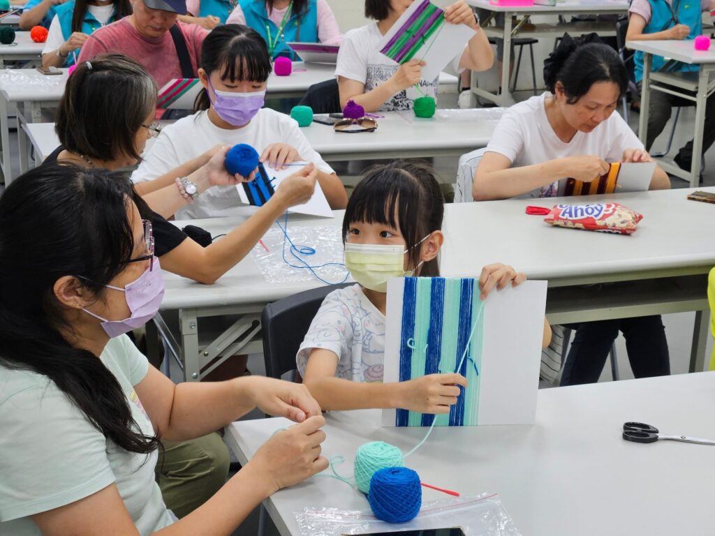 親子利用暑假一起參加中市纖博館舉辦的「千鳥格紋編織手作活動」。(圖/纖維工藝博物館提供)