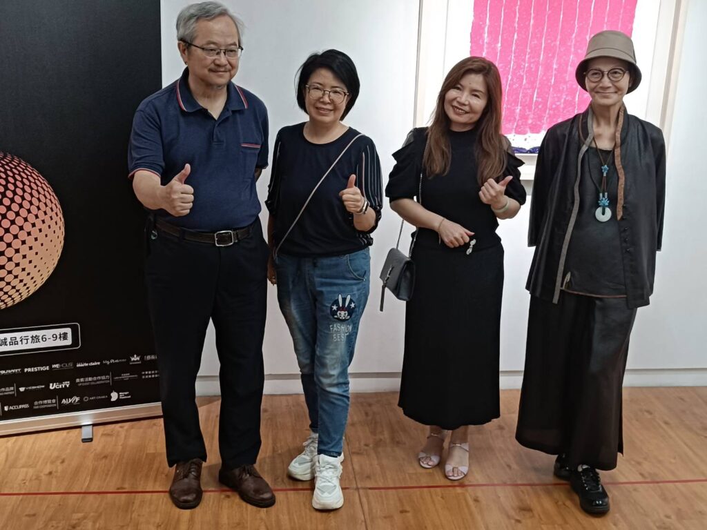 ▲藝術博覽會的主辦方與參展藝術家合影。（記者 辛澎祥/攝）