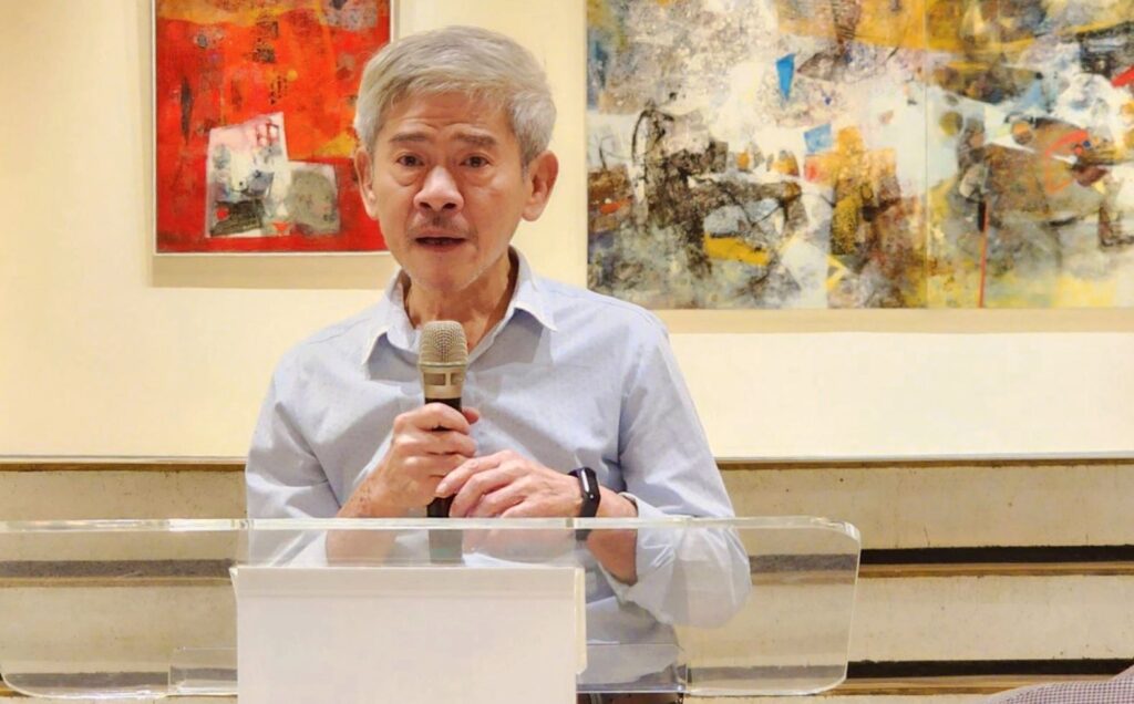 ▲知名油畫家的中部美術學會前理事長廖本生,訴說著與陳美惠老師30多年的深篤情誼,認為陳美惠老師認真執著的藝術風格備受畫界正面評價。(記者 辛澎祥/攝)
