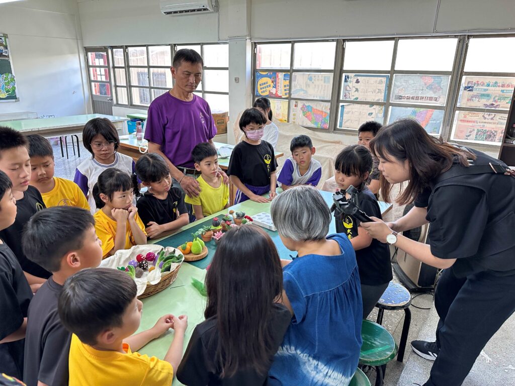 雲林縣久安國小以「針戳出綠意－羊毛氈針氈課程」引領孩子們透過五感體驗工藝，學習羊毛針氈技法，戳出自己專屬的羊毛氈療癒小物。（圖/工藝中心提供）