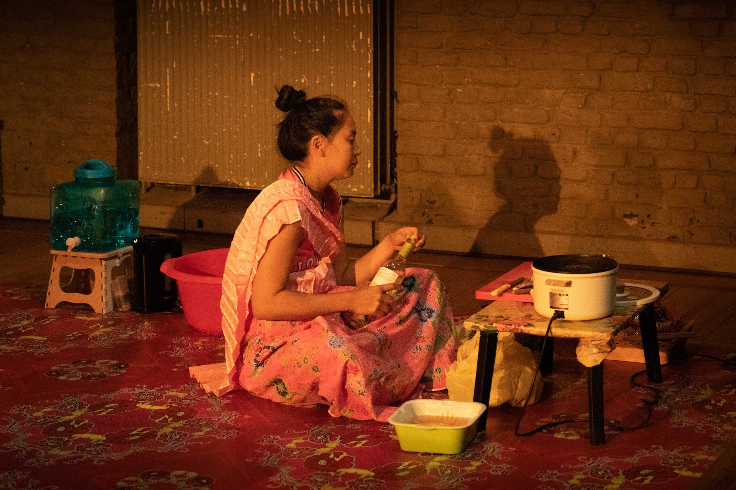 泰國當代火紅的劇場導演維帢亞・阿塔瑪（Wittawat Jitwiriyakul）代表作《曼谷公寓》，以日常的公寓生活，呈現泰國社會的真實面貌。（圖/Anna van waeg，臺北表演藝術中心提供）