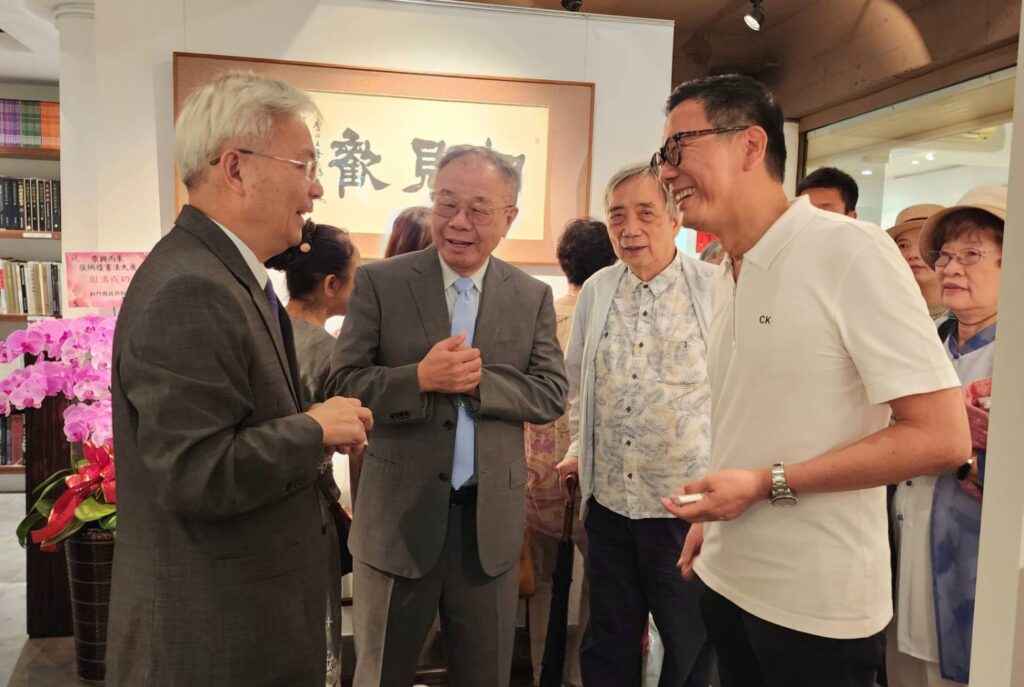 ▲開幕式上貴賓紛紛向書法家張炳煌教授表達道賀之意。左起為警政署長張榮興、張炳煌教授、前臺藝大校長黃光男、居易古美術負責人張富荃等，場面熱烈。（記者 辛澎祥/攝）