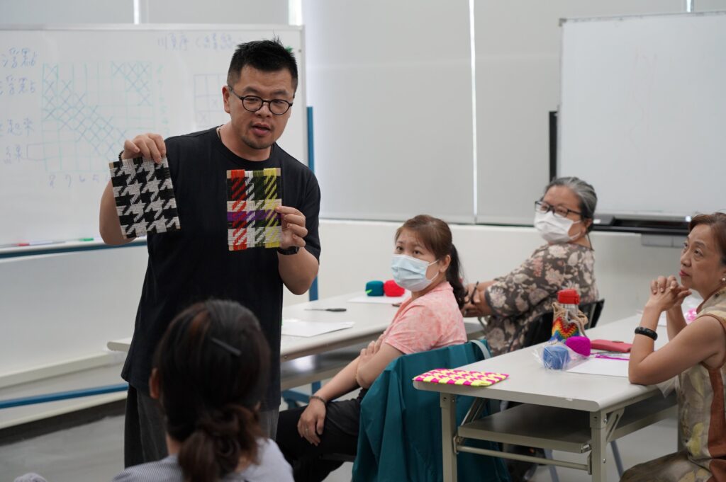 張名吉老師向學員講解千鳥格紋特色。(圖/纖維工藝博物館提供)