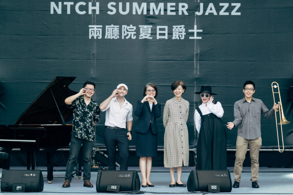 左起製作顧問謝明諺、音樂家Musa明馬丁、台新綜合企劃處副總楊郁敏、兩廳院藝術總監劉怡汝、壞特 _te、Michael Wang。（圖/國家兩廳院提供  攝影：林軒朗）