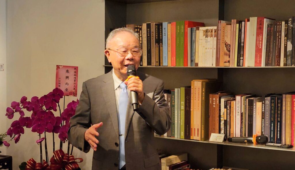 ▲知名書法家張炳煌教授在其書法展開幕式上侃侃而談，強調這次展覽的意義，讓文字能在品味中有所領悟。（記者 辛澎祥/攝）