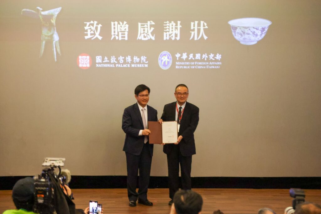 ▲故宮院長蕭宗煌(右)代表故宮致贈感謝狀給外交部長林佳龍,雙方合影留念。(圖/故宮 提供)