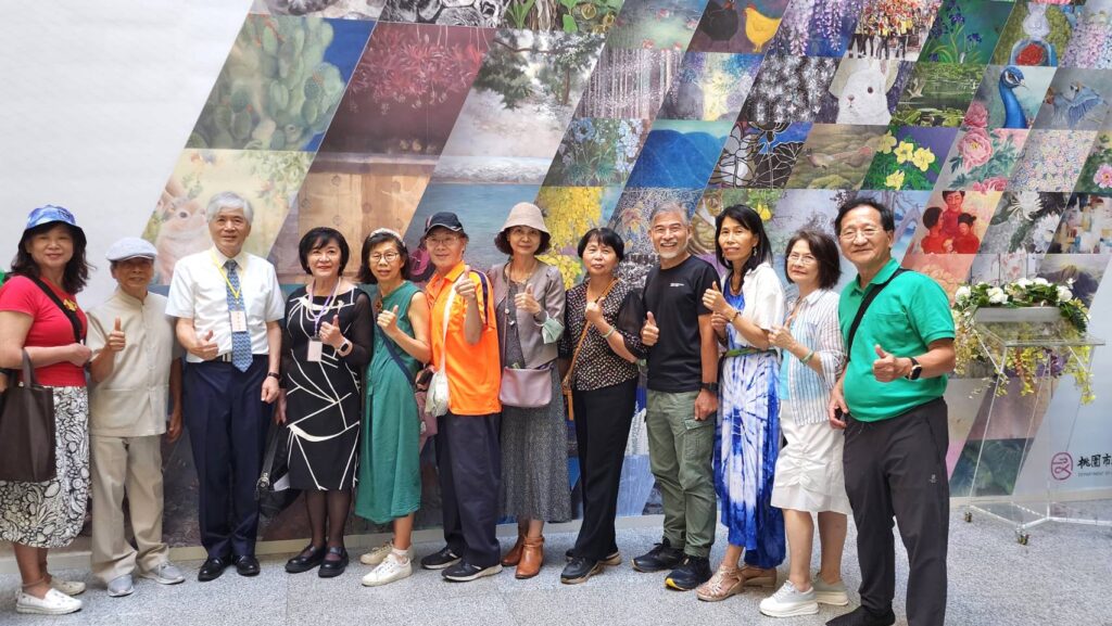 ▲出席開幕式的各界貴賓展現熱情的合影,現場顯得格外熱烈。(記者 辛澎祥/攝)