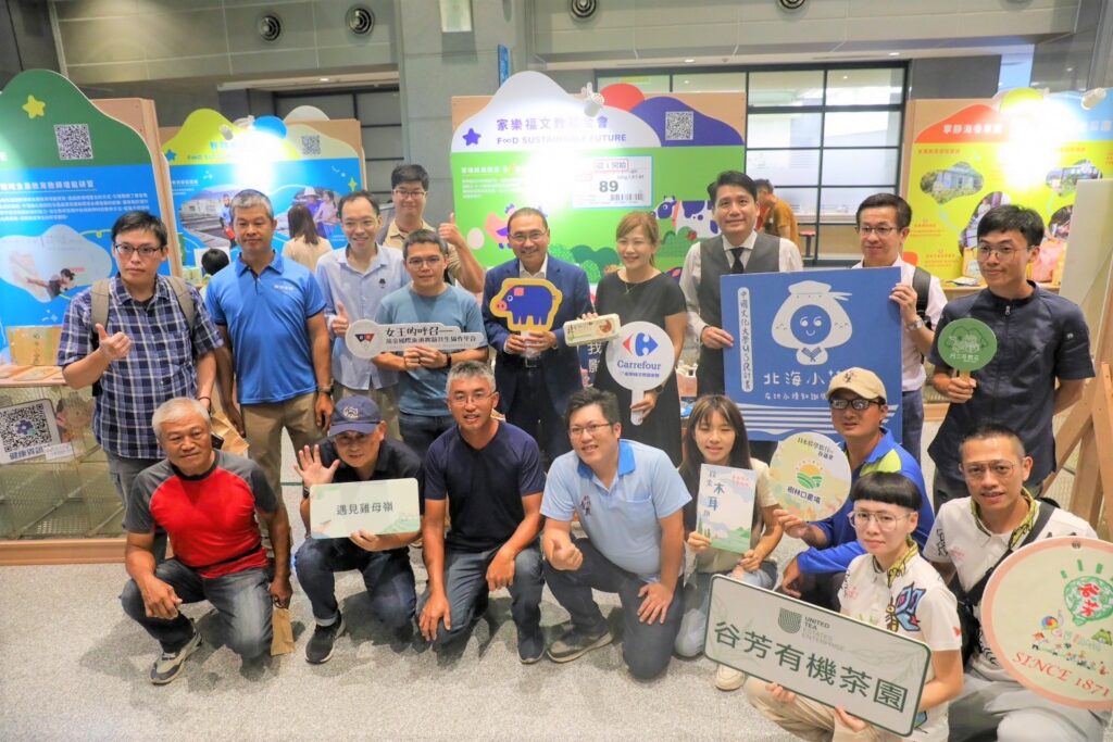 8月2日起，新北市府一樓大廳推出食農教育展，市長侯友宜與在地青農、家樂福文教基金會及台大昆蟲學系及台大昆蟲標本館合影。歡迎親子暑假期間來新北體驗。（圖/農業局提供）