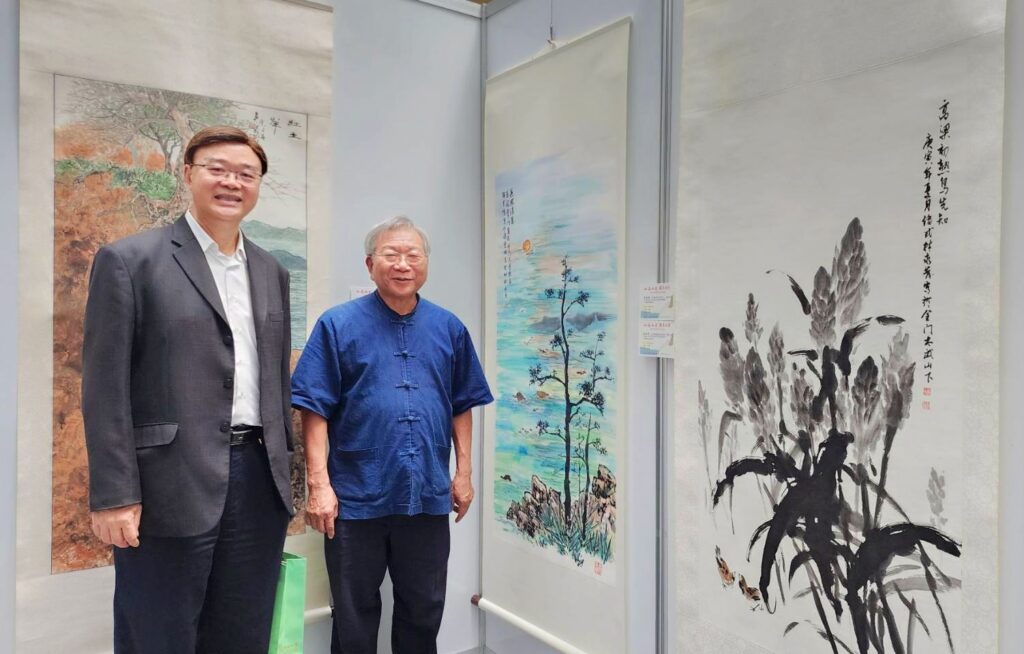 ▲來自臺東的知名水墨畫家林永發教授(右),在刻畫金門的山海與人文景象時,皆展現其豐富的感情流露,讓人深摯感動。左為文化部文資局副局長粘振裕(圖/大媒體新聞網 提供)