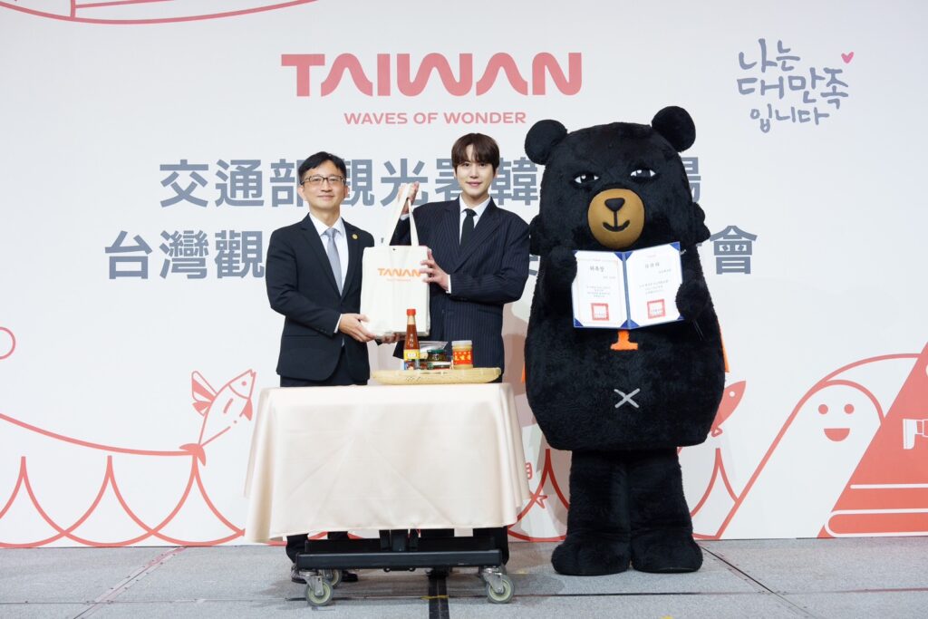 ▲觀光署與台灣觀光最萌代言人「喔熊組長」，精心準備「台灣味」禮物致贈給圭賢。（圖/觀光署 提供）