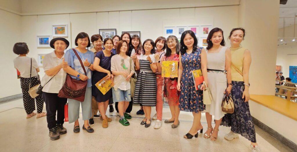 ▲陳美惠老師(右六)與她的學生們興奮的合影,陳美惠老師的札實人脈與好人緣具體可見。(記者 辛澎祥/攝)
