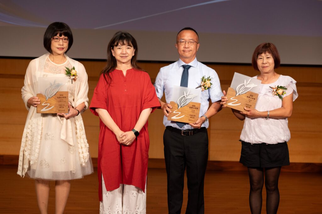 台語文學創作獎由文化部政務次長李靜慧（左2）贈獎新詩得主林秀蓉（左1）、散文得主林肯輝（右2）、小說得主魏崇益母親邱美雲。（圖/文化部提供）