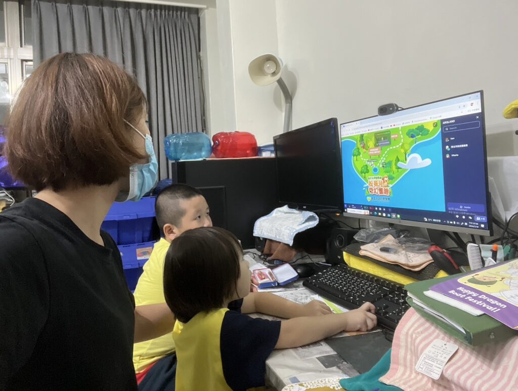 科技線上教具打破傳統教材的限制水保教育宣導不受時間、空間、地點的約束，也讓學童能邊玩邊學習水保知識。（圖/農業局提供）