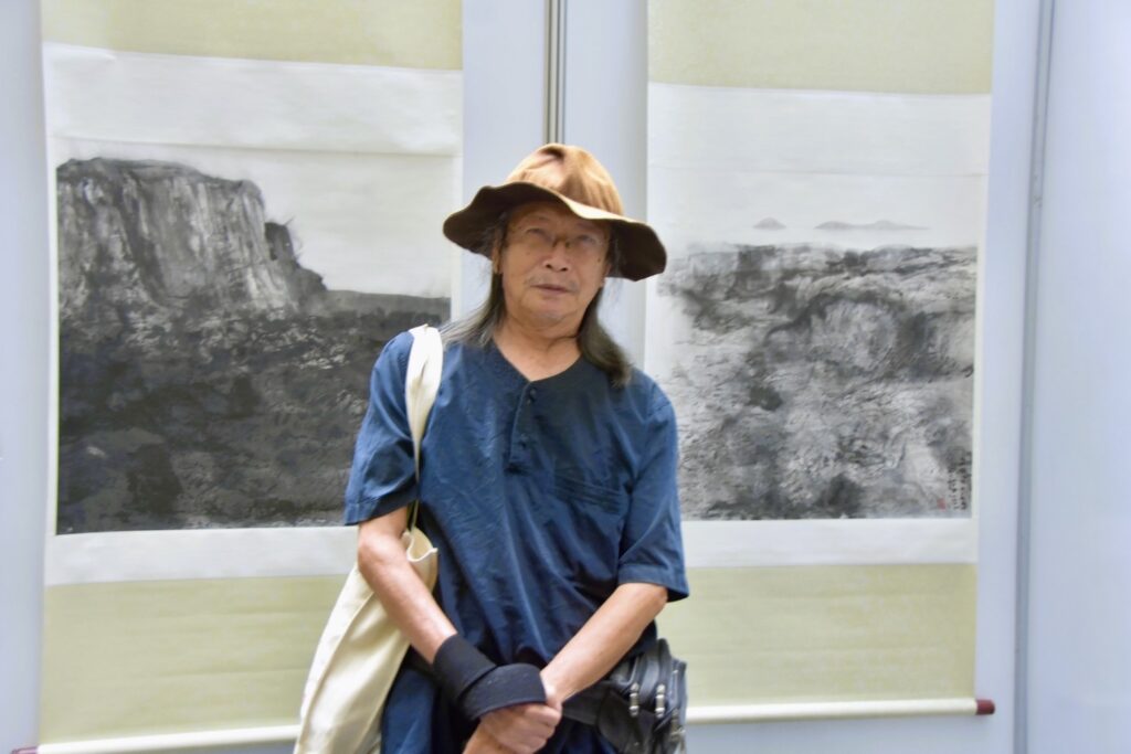 ▲知名現代水墨畫家洪根深教授,在描繪澎湖海景與自然景致時,生動的筆觸為整體作品的質感提昇建構正向契機。(圖/大媒體新聞網 提供)