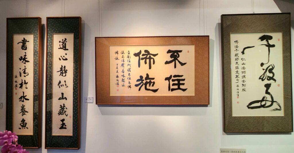▲在各書體呈現與闡明中，猶見張炳煌教授在舖陳情境中所帶來的清淨與明朗特質。（記者 辛澎祥/攝）