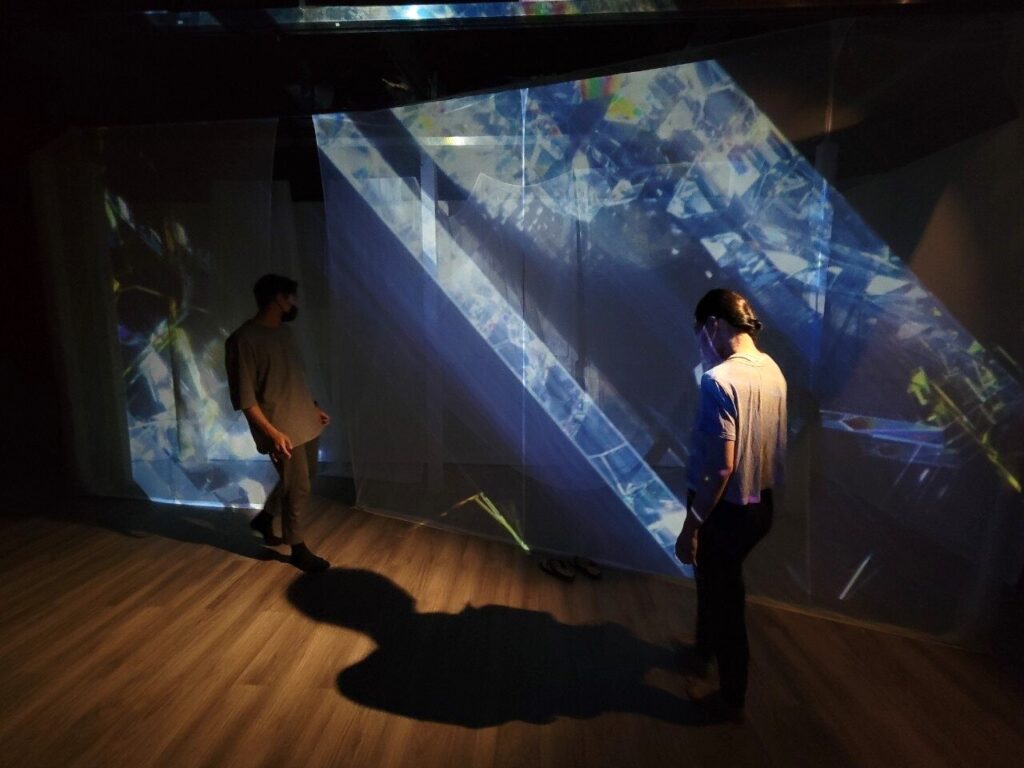 陳韻如與舞蹈生態系創意團隊合作以「臺高舞」和鹽月桃甫作品〈虹霓〉為靈感創作的異地共演錄像《穿越世紀的交匯》。（圖/中正紀念堂提供）