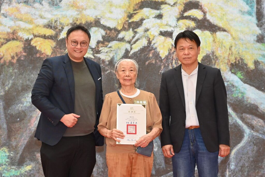 鄭照新副市長(左)與文化局曾能汀副局長(右)和膠彩藝術家林星華合影 。(圖/文化局提供)