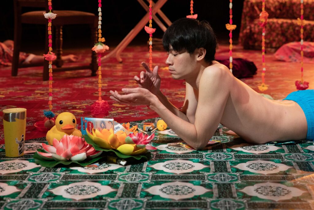 《曼谷公寓》以公寓為場景，透過兩男、兩女角色，在關係上做模糊化處理，引發觀眾無限遐想。（圖/ Anna van waeg，臺北表演藝術中心提供）
