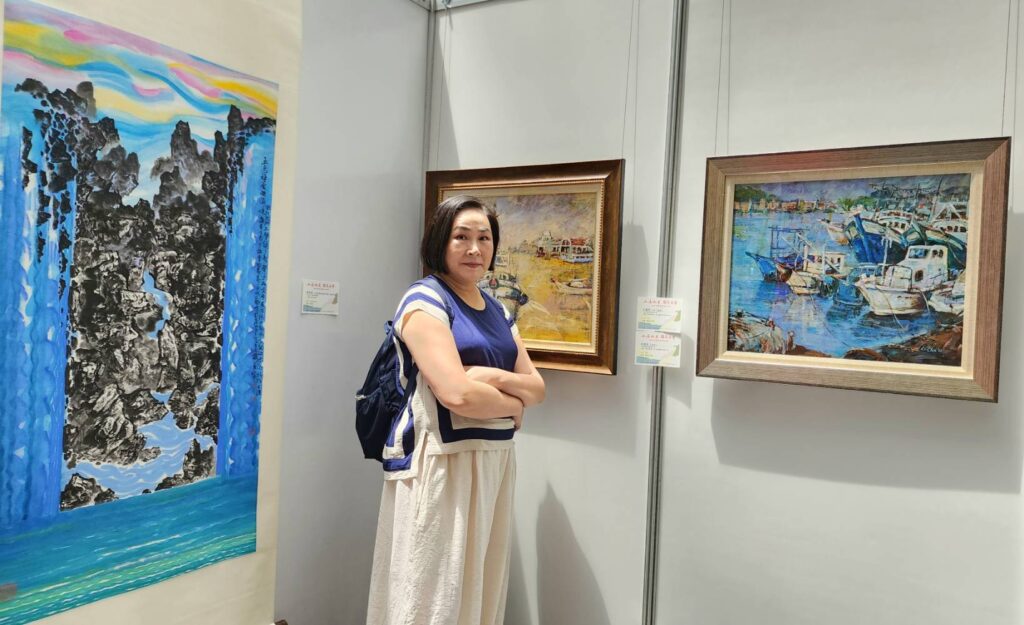 ▲澎湖參展藝術家莊麗珠老師,以漁港系列作品來彰顯澎湖靠海的環境與人文素質的圓融天性,頗具雅趣。(圖/大媒體新聞網 提供)
