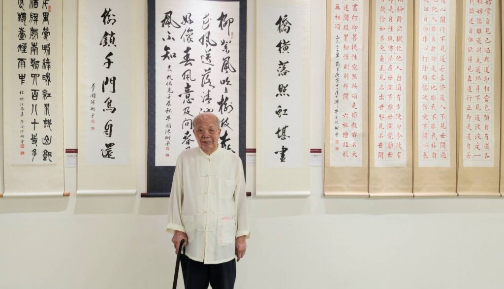 ▲年逾九十的知名書法家陳衛曾教授，展出的各書體作品讓人驚豔。（記者 辛澎祥/攝）