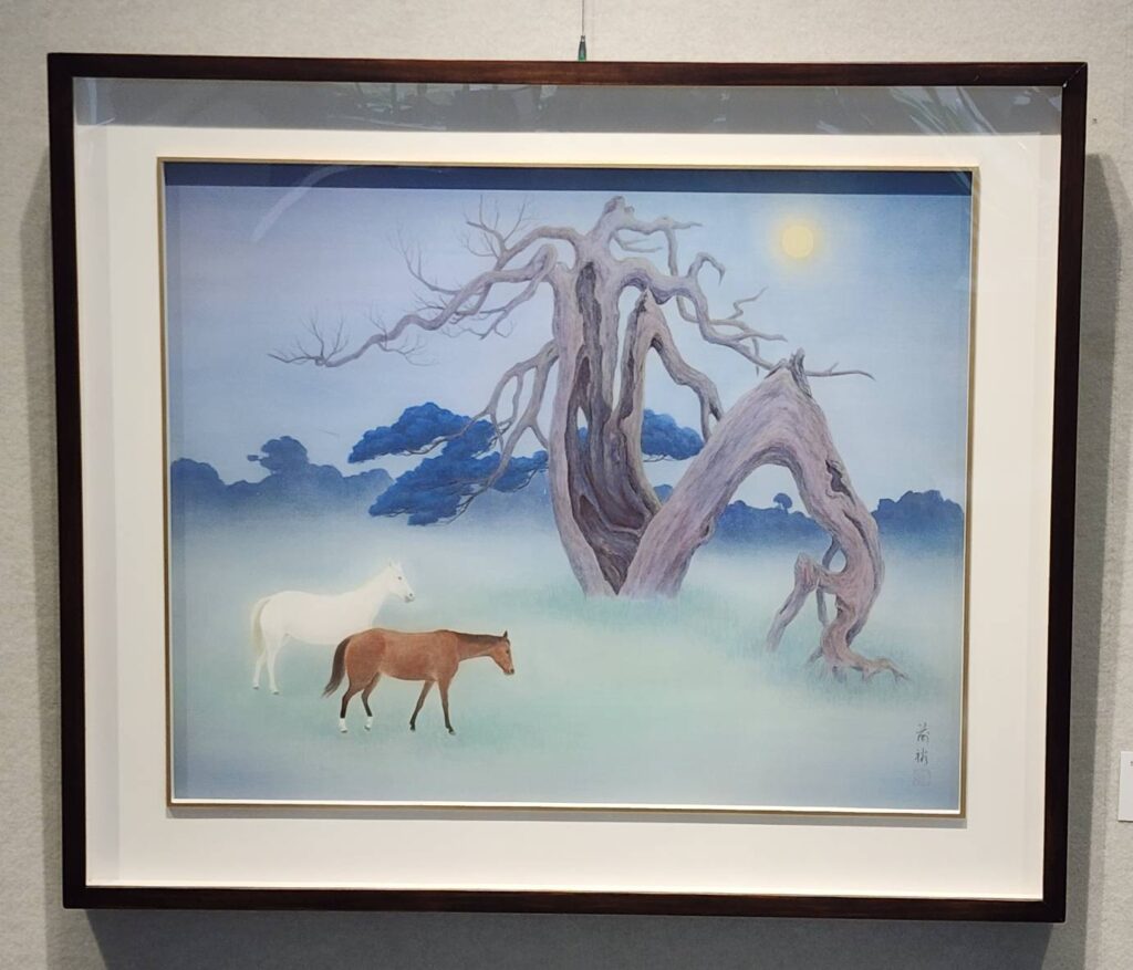 ▲詹前裕教授的參展作品「月夜雙駿」,構圖寧靜中帶有傷感的氛圍,明亮的月光注入了希望,闡明了創作者的快意心境。(記者 辛澎祥/攝)