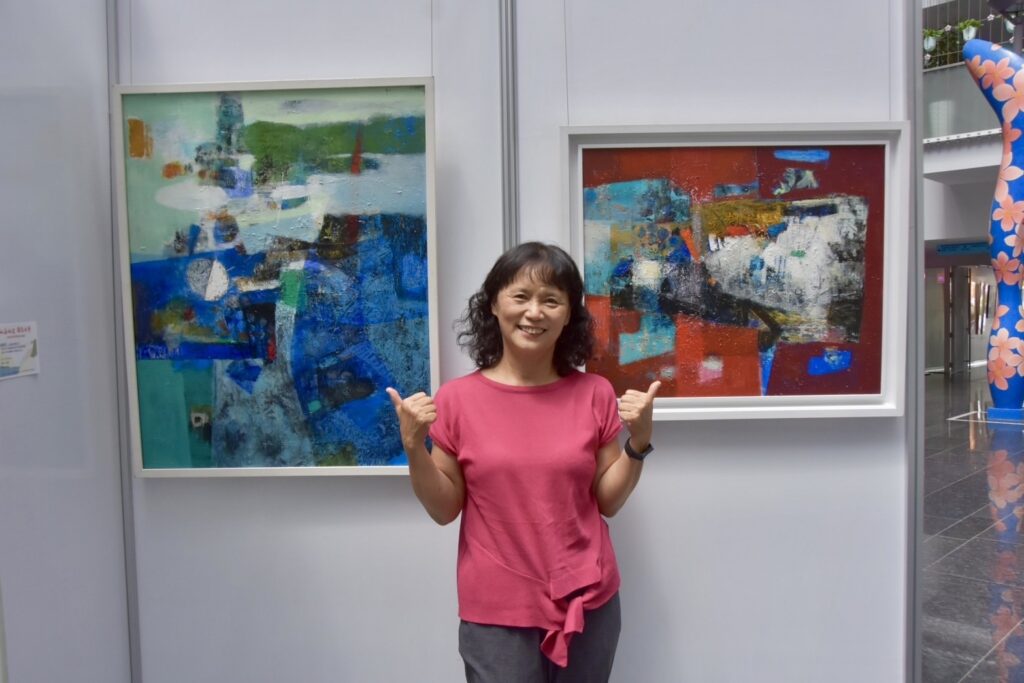 ▲參展藝術家陳美惠老師以抽象畫的形式,描繪出離島山海景致的風情與心境,帶來不一樣的視覺感。(圖/大媒體新聞網 提供)