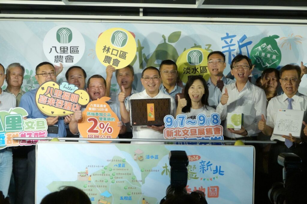 ▲新北市長侯友宜(中)與果農開心行銷新北文旦柚,場面熱烈。(圖/新北市農業局 提供)