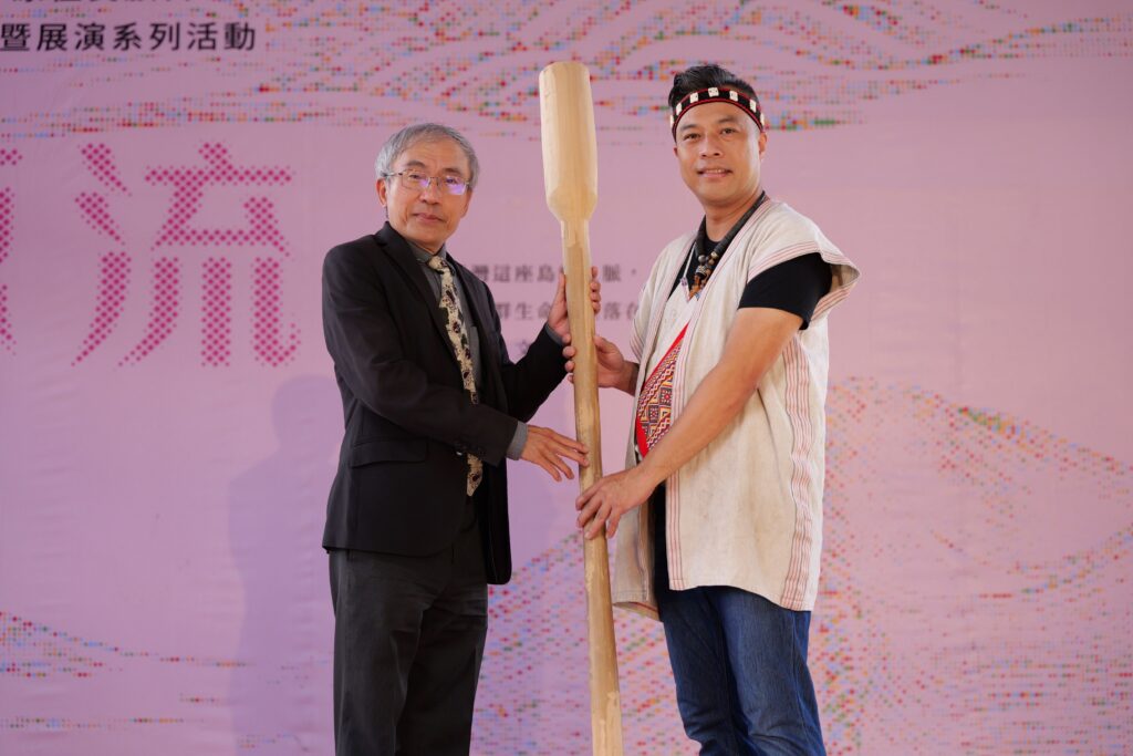 ▲邵族製杵工藝師石嘉聖(右)與文資局長陳濟民藉由木杵展示合作深化兩方情誼。(圖/文資局 提供)