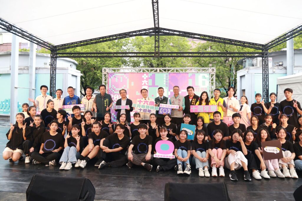 黃偉哲出席十六歲正青春藝術節,與青少年一起以藝術致敬青春。(圖/文化局提供)