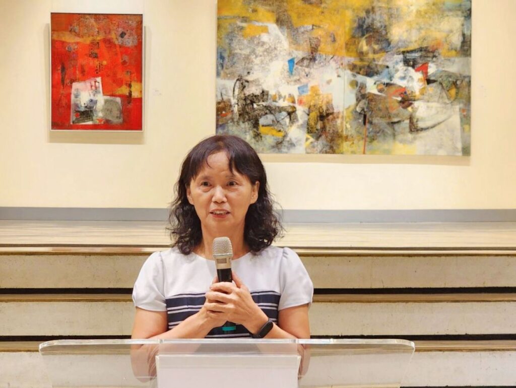 ▲油畫家陳美惠老師在個展開幕式上致詞時娓娓道來,無盡情意,對藝術生命的專注展現熱情與自在。(記者 辛澎祥/攝)