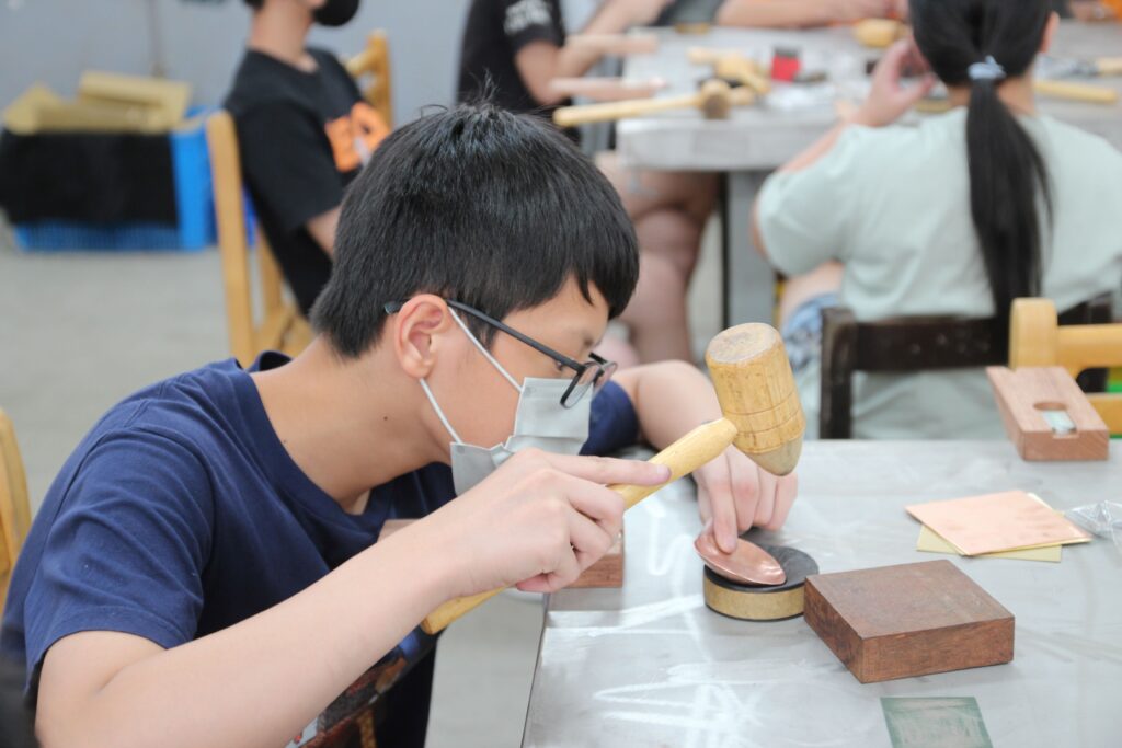 新北市瑞芳高工邀請工藝師廖偉淇以「金光乍現－金工巧藝當代首飾設計及餐具設計製作」為題入校教學。（圖/工藝中心提供）