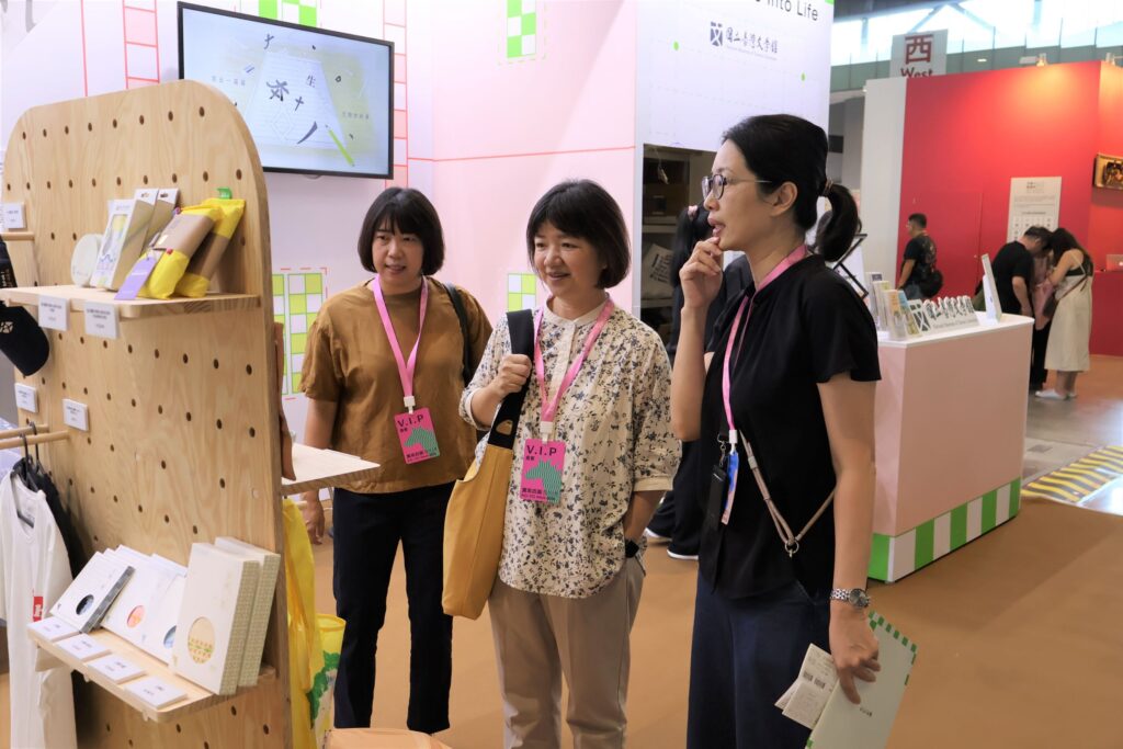 ▲文化部次長李靜慧（中）也在臺文館展區操作互動的文學介面。（圖/文化部 提供）