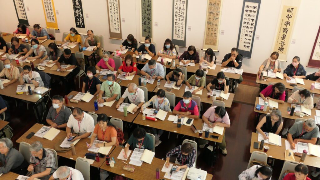 ▲參加書法教學研究會的學員們，專注上課的神情。（圖/張炳煌 提供）