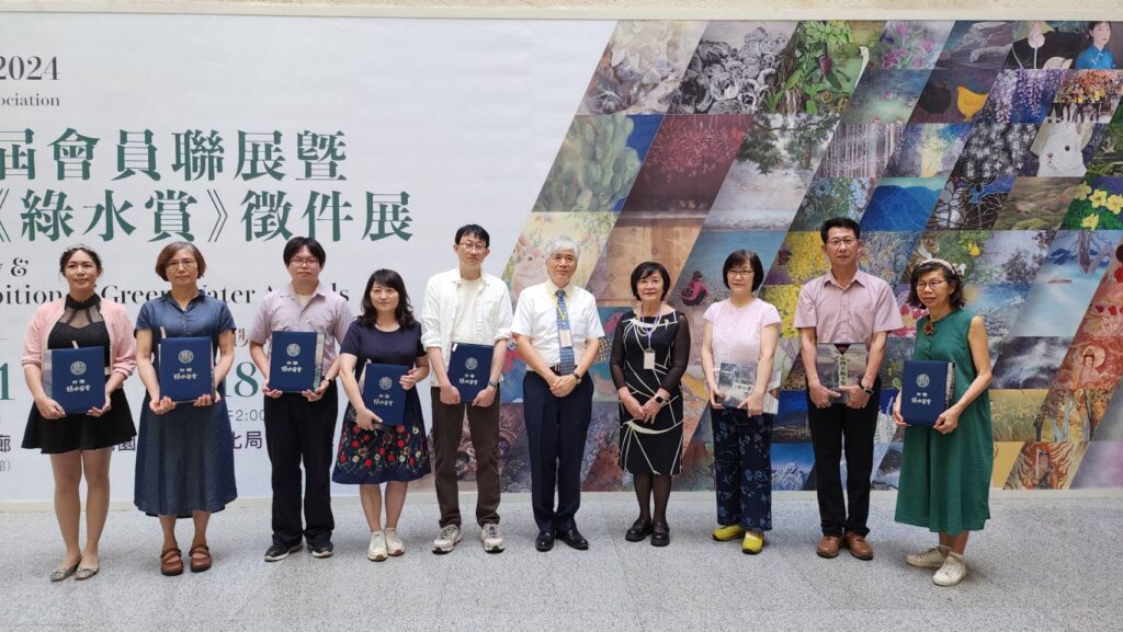 ▲陳嬋娟理事長(右四)與「綠水賞」徵件展的得獎人合影留念。(記者 辛澎祥/攝)