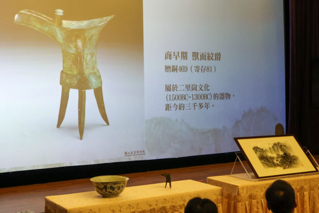 ▲在現場展示外交部所捐贈的這批文物。(圖/故宮 提供)