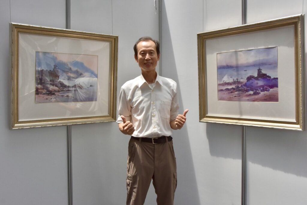 ▲代表金門藝術家出席開幕式的參展藝術家蘇益家老師,兩幅金門寫生的水彩畫作,與觀者建構對話的默契。(圖/大媒體新聞網 提供)