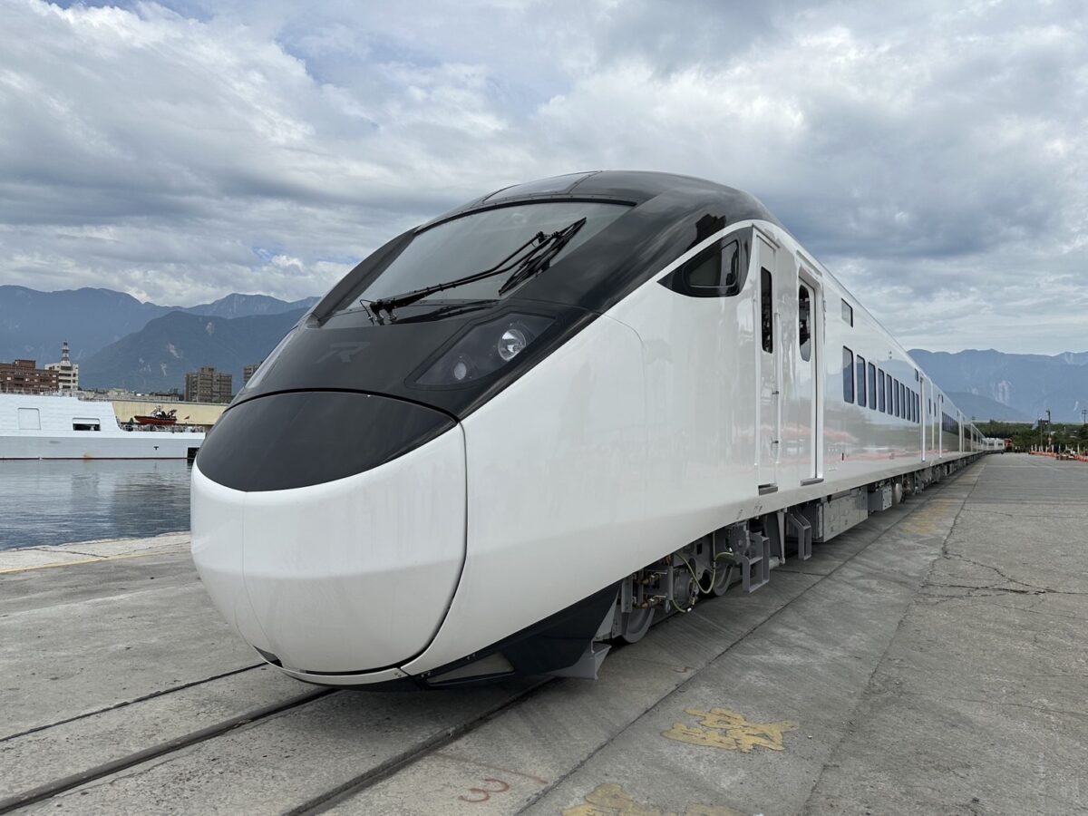 靜謐移動的臺灣風景   臺鐵EMU3000型城際列車全數交車