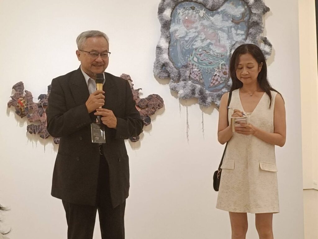▲福爾摩沙國際藝術博覽會創辦人張學孔(左)說明本屆活動的特色與舉辦的意義。(記者 辛澎祥/攝)